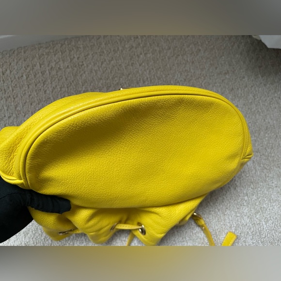 Marc by Marc Jacobs 2 way drawstring leather bag in yellow colour - Picture 4 of 10